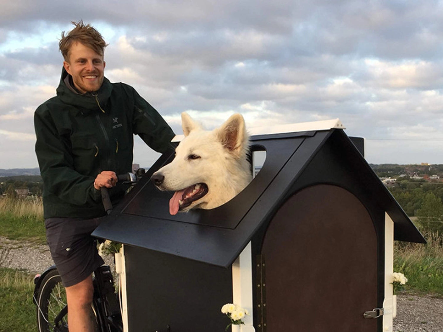 Arne and his dog Tikko biking